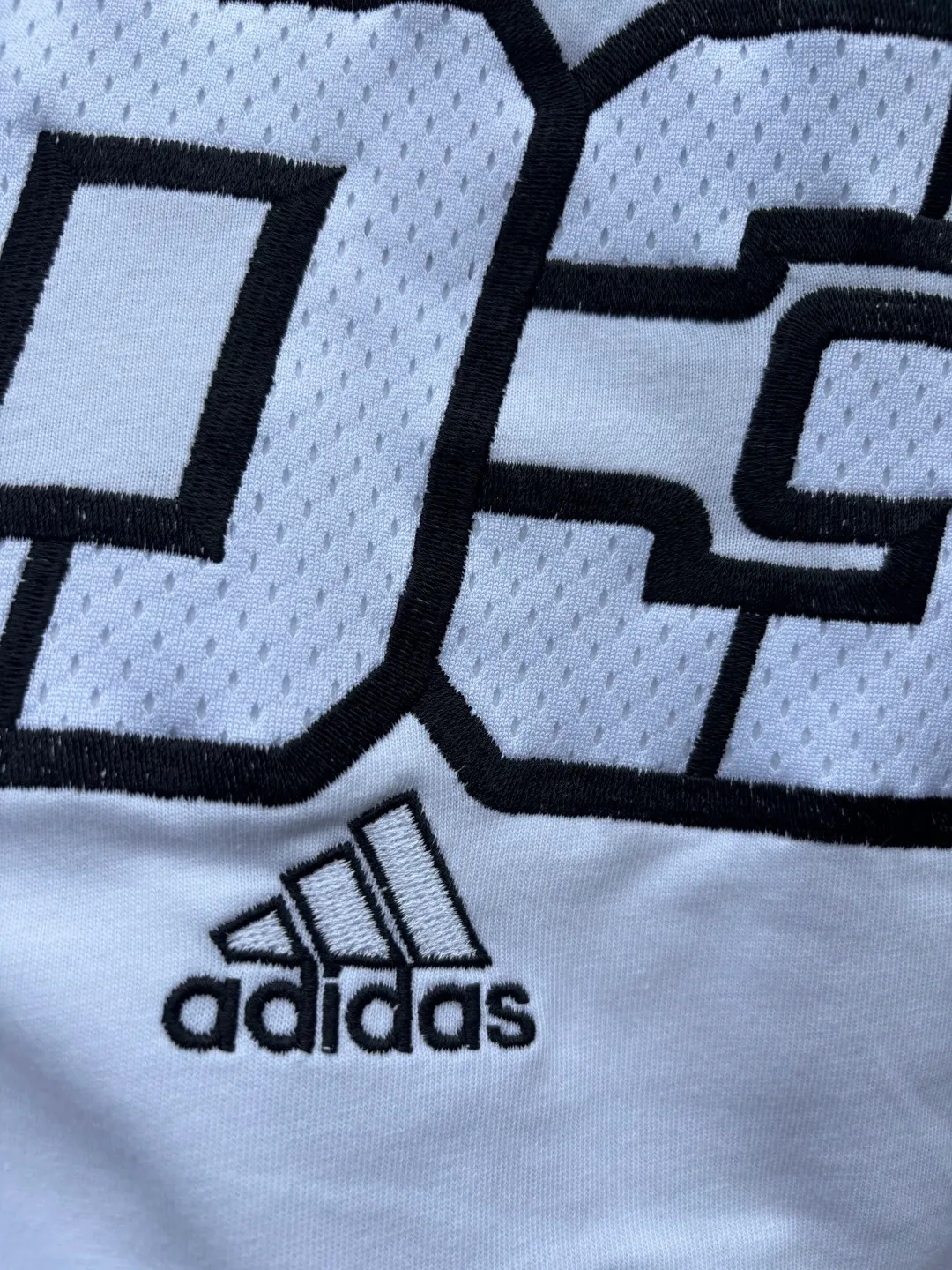 𝟬𝟱𝟰𝟯#Exclusive real shot/difference between various stolen pictures and online version on the market [𝗮𝗱𝗶𝗱𝗮𝘀 Adidas Trefoil men's and women's digital embroidery sports loose round neck T-shirt short sleeves, selected soft cotton fabric, skin-friendly, Breathable, super comfortable to wear. ✅Full set of 1:1 customized accessories ➕Customized three-label ➕𝗬𝘂𝗮𝗻 version hang tag ➕𝗹𝗼𝗴𝗼 packaging bag🔥 ➕Scan the tag to enter the official website. ✅Top version, ins Xiaohongshu Kuaishou = lots of bloggers wear it. ✅Adidas’ absolute Hot Sale star Same Style Details are online, feel free to compare! The iconic Adidas logo embellishes the chest, highlighting the brand's charm. Fixed color and classic three-bar stripes, classic will never go out of style! Versatile is not picky, the original model is perfect for the upper body, so buy it with your eyes closed! ✅The striped elements on both sides of the sleeves add a sporty and fashionable feel, making it easily adaptable to various sports or daily leisure scenes. Whether you are running for fitness or hanging out on the street, it can keep you full of energy without losing the sense of fashion. ✅Complete sizes to meet the needs of different body shapes! Color; White Size S-XXL